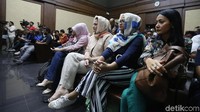 Deisti tampak duduk di barisan terdepan di bangku pengunjung.