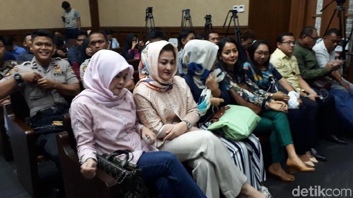 Tak Pernah Absen, Ny Deisti Sudah Duduk Manis Jelang Sidang Novanto