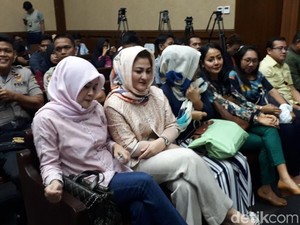 Tak Pernah Absen, Ny Deisti Sudah Duduk Manis Jelang Sidang Novanto