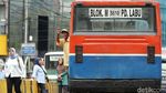 Melihat Kepulan Asap Metro Mini dan Kopaja yang Hampir Mati