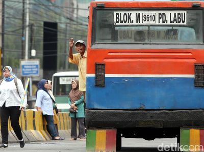 Melihat Kepulan Asap Metro Mini dan Kopaja yang Hampir Mati