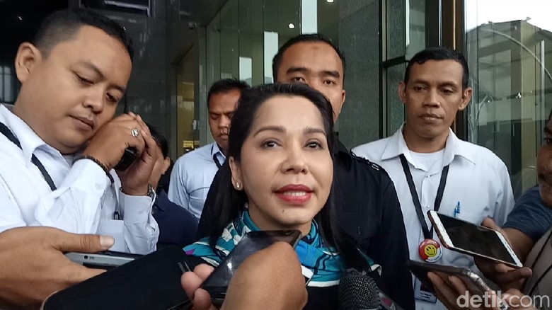 Kasus Emirsyah, Penyanyi Pop Era 80-an Ditanya soal Jual-Beli Rumah Kasus Emirsyah, Penyanyi Pop Era 80-an Ditanya soal Jual-Beli Rumah