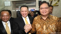 Kami sampaikan beberapa keputusan tentang penetapan Saudara Bambang Soesatyo menjadi ketua DPR RI, kata Airlangga. Seisi ruangan bertepuk tangan saat Airlangga menyampaikan pengumuman. Airlangga lalu salam komando bersama Bamsoet. (Foto: Grandyos Zafna/detikcom)