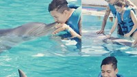 Bersama istirnya, Firmino mampir ke AQUARIO Cancun suatu wahana akuarium di Meksiko. Mereka mencium lumba-lumba (@roberto_firmino/Instagram)