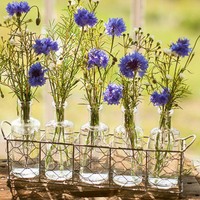 Ide lain untuk bunga penghias yang bernuansa ultraviolet. (Foto: Dok. The Knot)