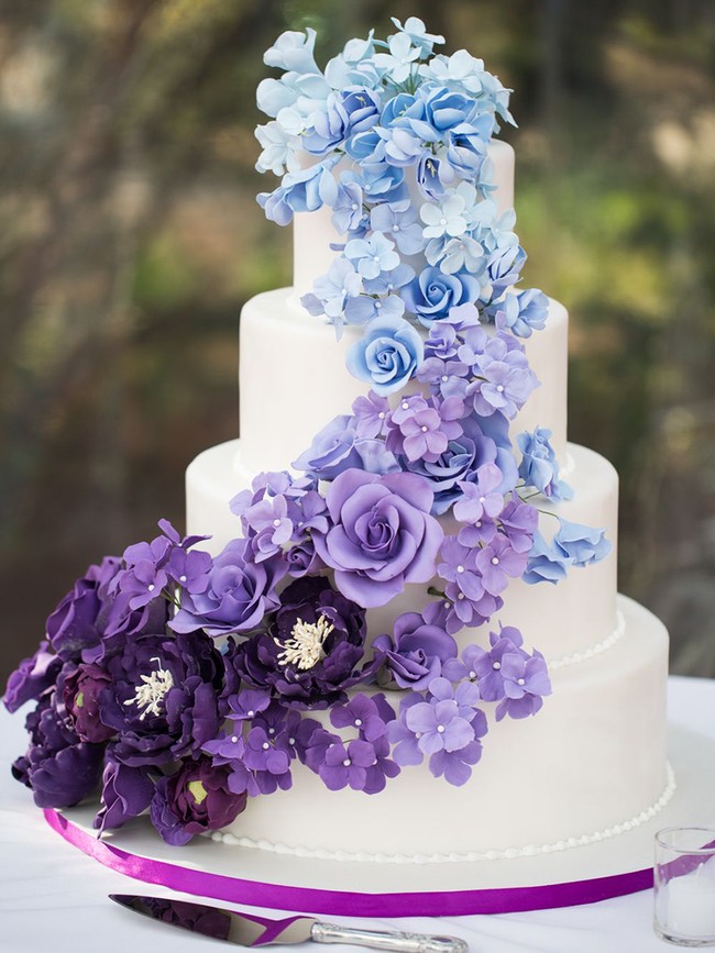 Warna ultraviolet memberikan sentuhan romantis pada wedding cake. (Foto: Dok. The Knot)