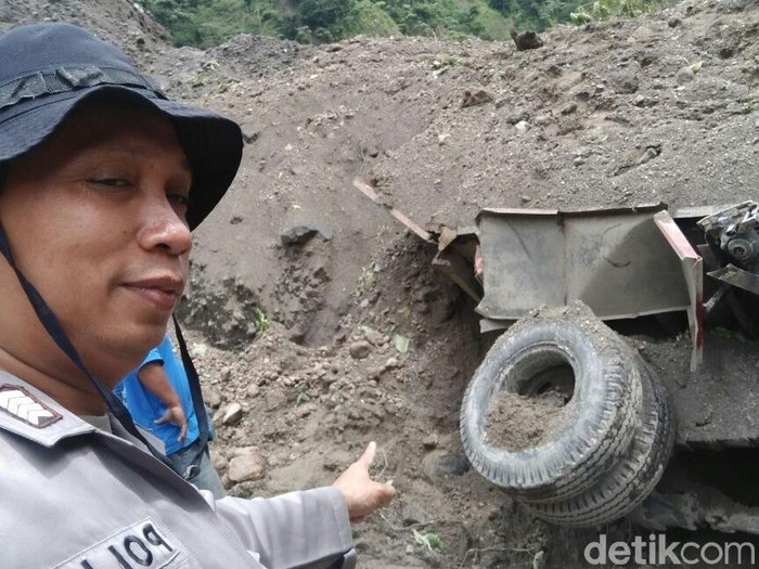 Tiga Truk Terisolasi Longsor di Blitar Berhasil Dievakuasi