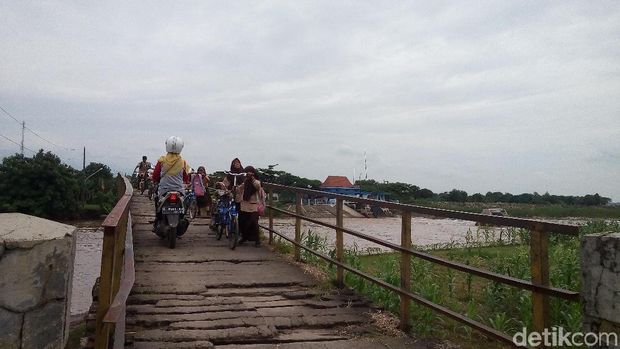 Jembatan Bungpes di Jepara yang ramai dilalui warga.