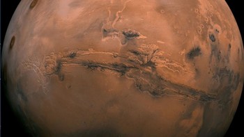 Area di antara planet Mars dan Venus disebut zona Goldilocks, adalah wilayah di mana temperaturnya tepat untuk air mengalir. Di situlah Bumi berada. Nah, Mars berada di luar zona ini, lebih jauh dari Matahari. Foto: NASA