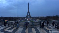Meski datang sendirian dan tidak bersama pasangan, traveler jangan bersedih. Berfoto sendirian di menara ini tidak dilarang kok. Sah-sah saja (Angga/detikTravel)