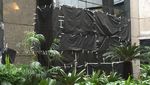 Foto: Kaca Tower II BEI Ditutup Plastik Hitam