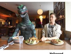 Penampakan Godzilla Traveling Keliling Dunia