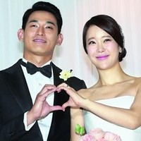 Baek Ji Young dan Jung Suk Won merupakan pasangan yang mempunyai selisih usia sembilan tahun. Setelah memulai hubungannya pada 2011, keduanya memutuskan untuk menikah pada tahun 2013. Kini pasangan aktor dan penyanyi ini terlihat harmonis dan mesra. Foto: Istimewa