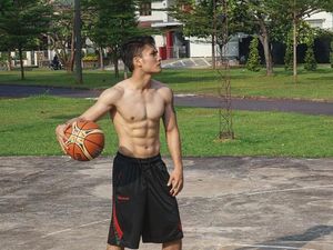 Foto: Perut Sixpack Randy Pangalila Bikin Hati Kaum Hawa Meleleh Nih!