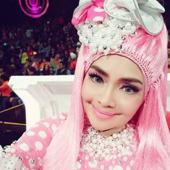 Kontroversi Iyeth Bustami Padukan Hijab dan Wig yang Disebut Mirip Kemoceng