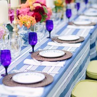  Contoh lain table-setting bernuansa ultraviolet, kali ini untuk resepsi berkonsep garden-party atau outdoor. (Foto: Dok. The Knot)