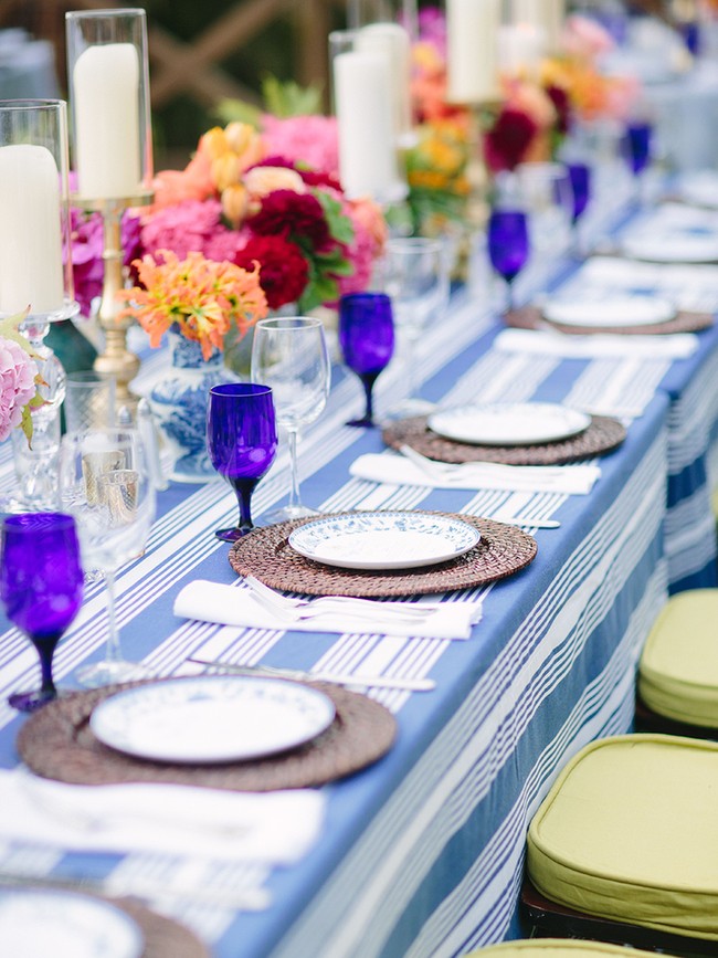  Contoh lain table-setting bernuansa ultraviolet, kali ini untuk resepsi berkonsep garden-party atau outdoor. (Foto: Dok. The Knot)