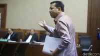 Setya Novanto memasuki ruang sidang.
