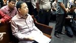 Foto: Ekspresi Novanto Tunggu Sidang Sambil Pegang Map Putih
