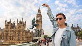 Mainan Godzilla itu dibeli Kieran Knightley seharaga USD 8. Foto: Ryangodzilling