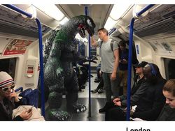 Penampakan Godzilla Traveling Keliling Dunia