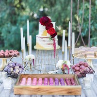 Inspirasi lain untuk wedding cake bernuansa ultraviolet. (Foto: Dok. The Knot)