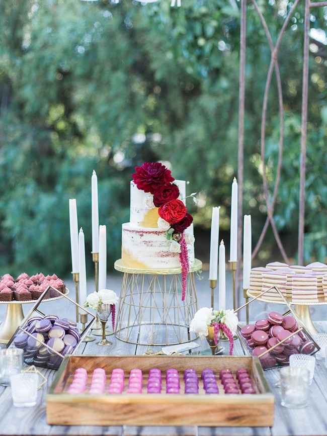 Inspirasi lain untuk wedding cake bernuansa ultraviolet. (Foto: Dok. The Knot)