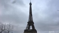 Menara Eiffel dibangun pada tahun 1887 dan selesai di tahun 1889. Lebih dari 100 tahun kemudian, menara ini masih tetap jadi primadona bagi para wisatawan (Angga/detikTravel)