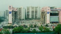 Pada 1995, gedung pusat perbelanjaan di Korea Selatan bernama Sampoong Department Store ambruk akibat kelebihan beban. Pengelolanya tak memerhatikan kekuatan konstruksi saat terjadi penambahan lantai pada gedung. Istimewa/The Vintage News.
