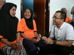 Kunjungi Warga Lansia, Ini yang Dilakukan Bupati Anas