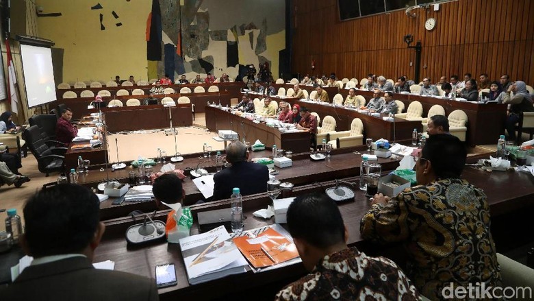 Rapat Verifikasi Parpol, Komisi II-KPU Alot Bahas Partai Bersengketa Rapat Verifikasi Parpol, Komisi II-KPU Alot Bahas Partai Bersengketa