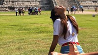 Gaya berfotonya tidak meninggalkan aura seorang super model! (joansmalls/Instagram)