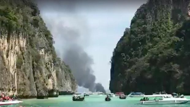 Asap membubung dari kapal cepat yang meledak di Thailand
