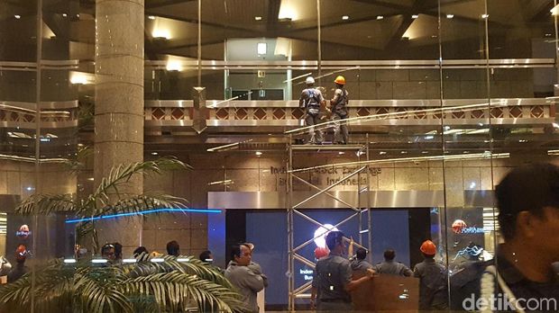  Petugas mengecek selasar di IDX BEI, Senin (15/1/2018) malam