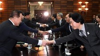 Momen jabat tangan berjemaah delegasi Korsel dan Korut sebelum pertemuan dimulai (Foto: Dok. The Unification Ministry/Yonhap via REUTERS)