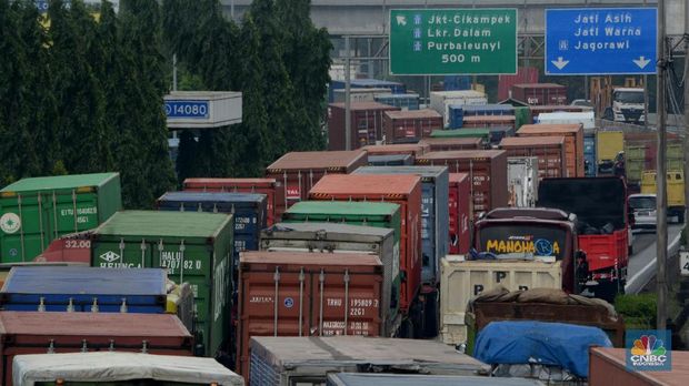 Antrean truk besar yang melintas di sepanjang jalur tol Jakarta-Cikampek