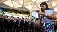Polisi berjejer menjaga selasar di lantai 2 Gedung Bursa Efek Indonesia (BEI) yang ambruk.
