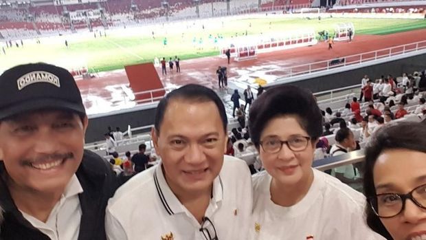 Gaya Spontan Sri Mulyani Ajak Jokowi Nge-Vlog di GBK