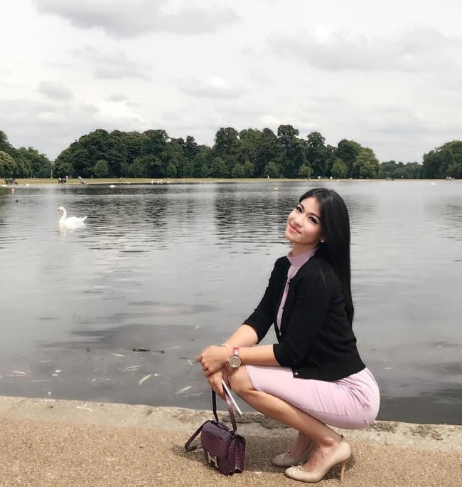 Kerenina Sunny yang pernah menjadi Miss Indonesia 2009 tampak membawa tas Hermes Constace yang harganya lebih dari Rp 100 juta. Foto: Instagram