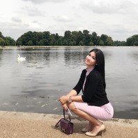 Kerenina Sunny yang pernah menjadi Miss Indonesia 2009 tampak membawa tas Hermes Constace yang harganya lebih dari Rp 100 juta. Foto: Instagram