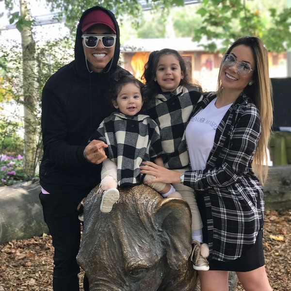 Pemain kelahiran tahun 1991 ini kerap memposting foto bersama istrinya Larissa Pereira dan dua buah hatinya saat sedang berlibur. Seperti yang satu ini, saat mereka ke Chester Zoo suatu kebun binatang di Inggris (@roberto_firmino/Instagram)
