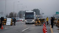 Bus yang membawa delegasi Korsel tiba di checkpoint perbatasan (Foto: Dok. REUTERS/ Kim Hong-ji)