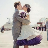 Bisa juga dengan menghadirkannya sebagai aksen pada rok bagian bawah seperti ini. Foto: Pinterest