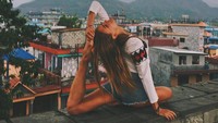 Wanita ini mendalami yoga di Nepal (yogaisdestiny/Instagram)