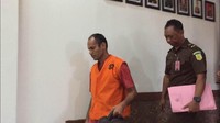 Tim Pidana Khusus Kejaksaan Negeri Jakarta Timur menangkap terpidana kasus korupsi mesin gerinda Selamat T Siagian, yang jadi buron selama 3 bulan. Selamat ditangkap di rumah kontrakannya di kawasan Cibubur, Jakarta Timur. Selamat menjadi buron Kejari Jaktim sejak Oktober 2017. Dia kabur saat vonisnya hendak dieksekusi jaksa. Selamat divonis 4 tahun 6 bulan penjara.