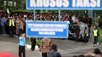 Puluhan orang terluka dalam insiden ini. Mereka dilarikan ke 3 rumah sakit berbeda.
