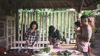 Rio dan anaknya melihat Atiqah menemani sang ibu cooking class. Atiqah pun memasak makanan khas Bali. Kira-kira buat apa ya? Foto: Instagram @riodewanto