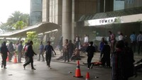Korban mendapat pertolongan pertama di depan pintu masuk Gedung BEI (Foto: Dok. Analis BEI Akhyar Hanif)