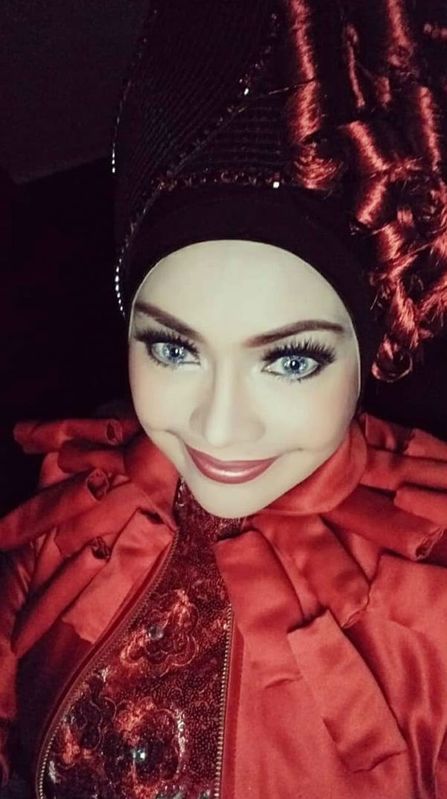 Iyeth Bustami memakai ciput berwarna hitam dipadukan dengan helaian benang merah, persis seperti rambut. Foto: Instagram