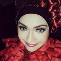Iyeth Bustami memakai ciput berwarna hitam dipadukan dengan helaian benang merah, persis seperti rambut. Foto: Instagram